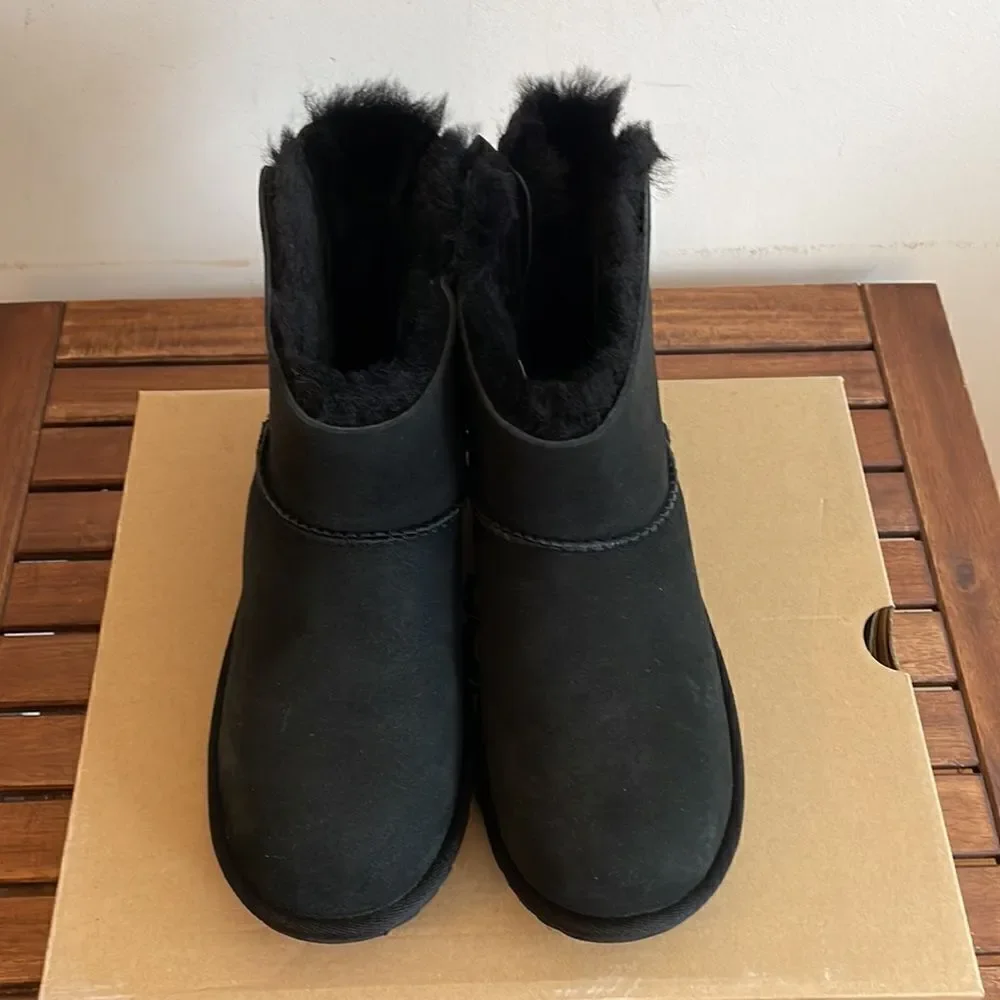 UGG Kids' Mini Bailey Bow II Boots Black USA Big Kid Size 5Y/UK 4/EU 37
